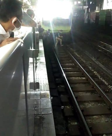 画像 動画 山手線目白駅で人身事故 線路をゾンビのような動きで 現地の様子まとめ こねこのニュース調べ